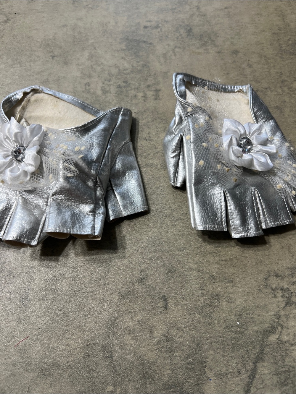 Claire's Silver Fingerless Girls' Dress Gloves with White Flower